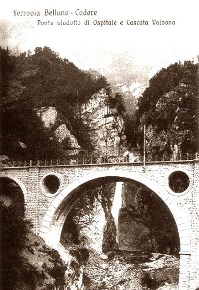 34) Ancora un passaggio a livello sull'Alemagna e si superava tramite ponte ad arco il ruscello Ruvinian sopra l'omonima valle..jpg