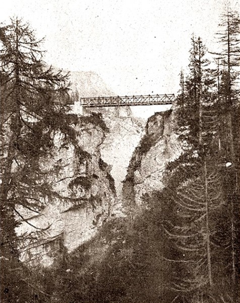 38) Dopo il torrente Felizon, superato tramite un bellissimo ed alto ponte in metallo, si entrava nell’ultima galleria della ferrovia dolomitica, quella di Podestagno (75,8.jpg