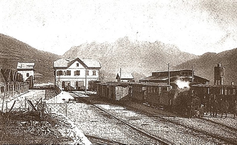 39a) Dalla stazione di Calalzo (740 m.s.l.m.) il trenino praticava una curvatura ad S per sostare alla fermata di -Calalzo Paese-..jpg