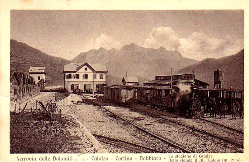 39b) Ferrovia delle Dolomiti Calalzo-Cortina-Dobbiaco. La stazione di Calalzo nello sfondo il m. Tudolo m. 2114..jpg