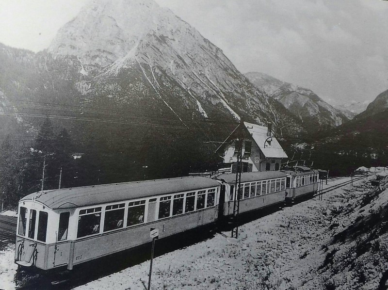 40b) Cortina - Ferrovia delle Dolomiti - La piccola stazione di Fiames..jpg