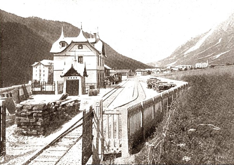 43a)  Con lo sfondo maestoso delle Dolomiti, soprattutto i monti Rocchetta e le Tofane, il viaggio proseguiva incontrando le stazioni di Vodo, Borca e San Vito di Cadore..jpg