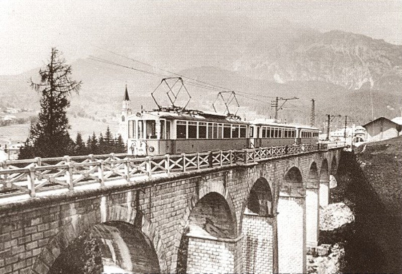 45a)  L’elettromotrice 005 venne testata il giorno successivo, nella foto la si vede varcare il bellissimo ponte del Bigontina. Anno 1929..jpg