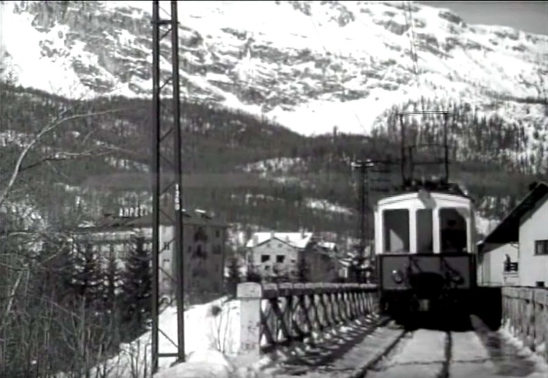 45c) 1954 Cortina d'Ampezzo Viadotto Bigontina Elettromotrice in transito verso Calalzo.jpg