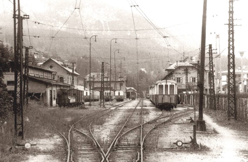 46)  al km 35+576, la Stazione di Cortina ai tempi del trenino.jpg