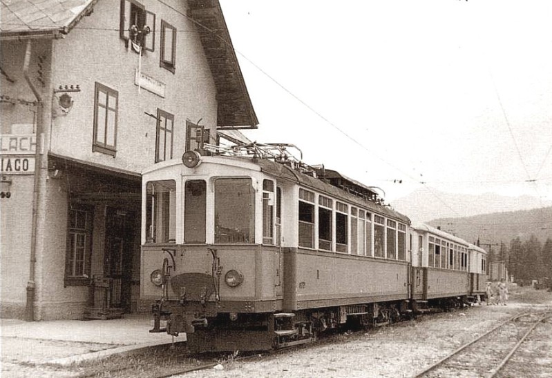 47a) ancora al km 64+913, la Stazione di Dobbiaco, ai tempi d'esercizio della linea, con un convoglio in sosta sul 1° binario, in attesa di partire verso Cortina e Calalzo..jpg