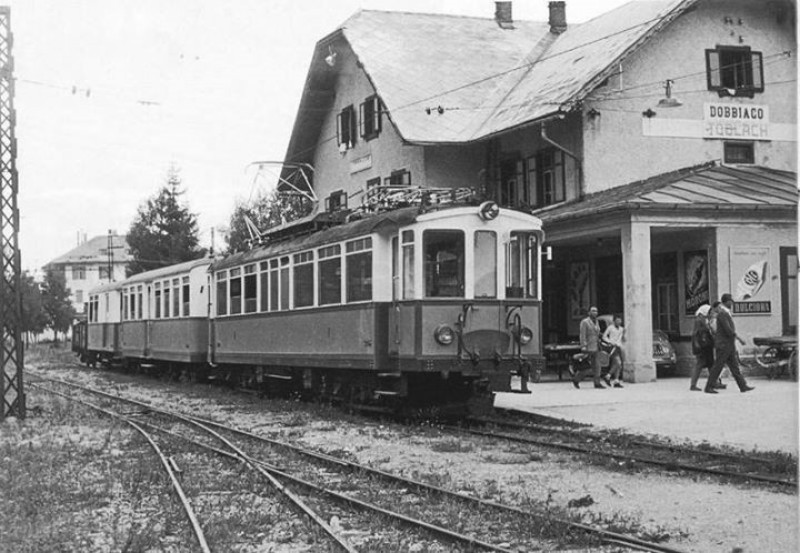 47b) Trenino delle Doliti, stazione di Dobbiaco.jpg