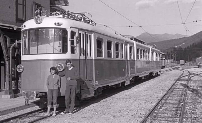 47c) Il treno bianco azzuro delle Dolomiti - qui siamo alla stazione di Dobbiaco anni 50 ..jpg