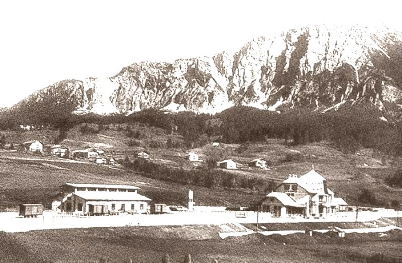 48) La grande e bella stazione di Cortina d’Ampezzo, primi anni ’20..jpg