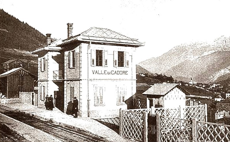 49) Due chilometri oltre Nebbiù il trenino sostava alla stazione di Valle di Cadore..jpg