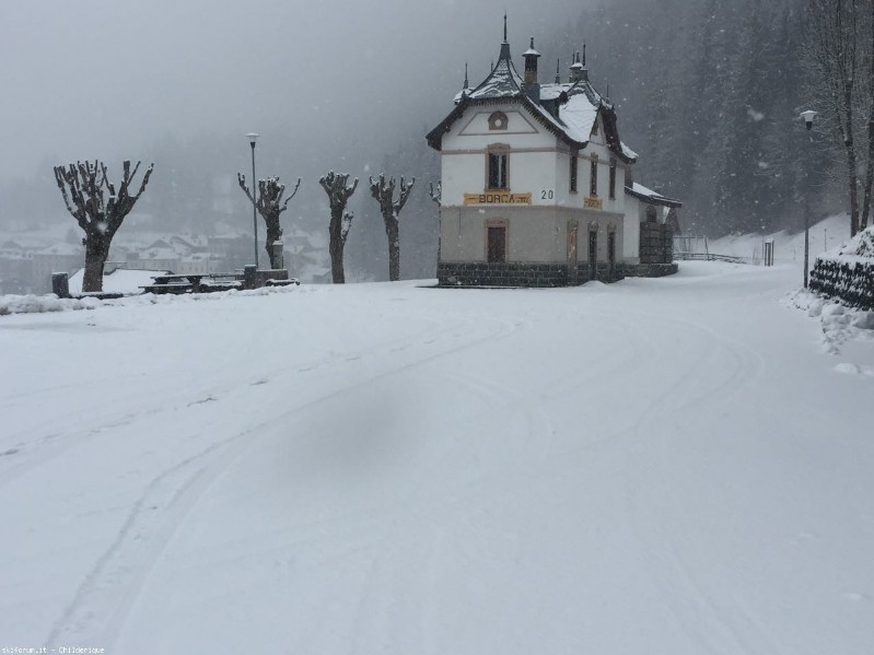 51b) Non si sente piu' lo sferragliare dei treni , ma la piccola stazione di Borca di Cadore emana il suo fascino nel silenzio ovattato della neve..jpg