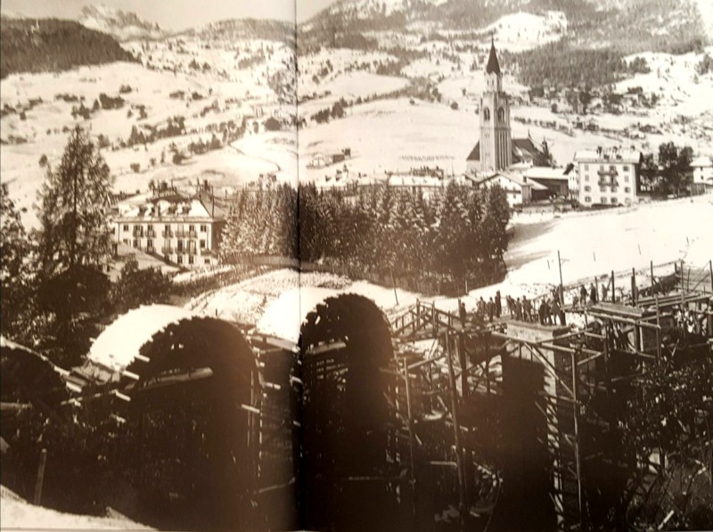 55a) 1919. Il ponte sul Bigontina in costruzione . Foto Società Ferrovia Dolomiti.jpg