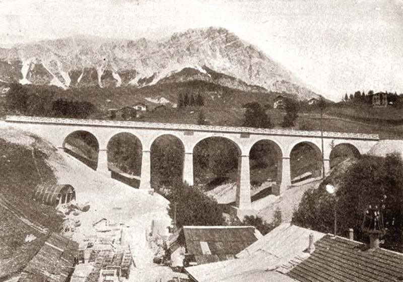 55d) Il grosso e lungo viadotto in muratura sul Bigontina permette una stupefacente visuale sulle vallate di Cortina e sul Monte Cristallo..jpg