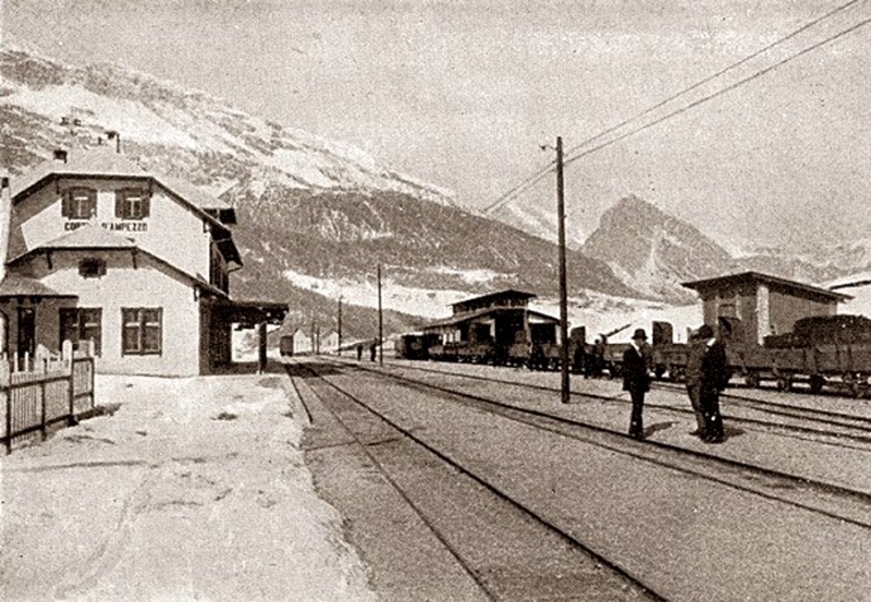 56a) Finalmente il trenino raggiungeva la stazione di Cortina dopo una breve sosta in zona “Hotel Miramonti”; nella foto è ritratto l'interno..jpg