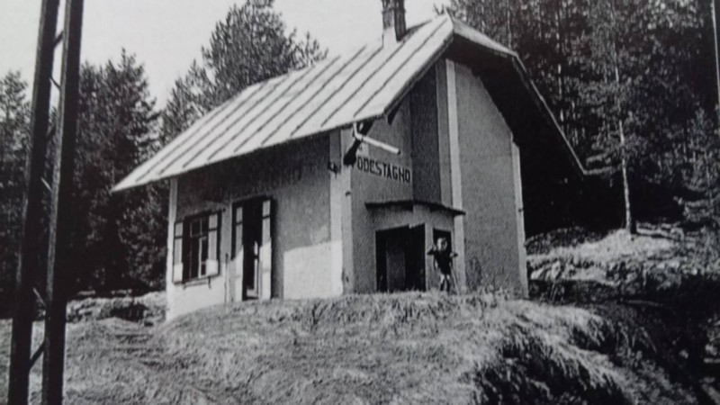 56b) Casello della ferrovia di Podestagno. Il casellante la abitava con la propria famiglia. I servizi igienici erano all'esterno, e l'acqua la prendevano alla fonte..jpg