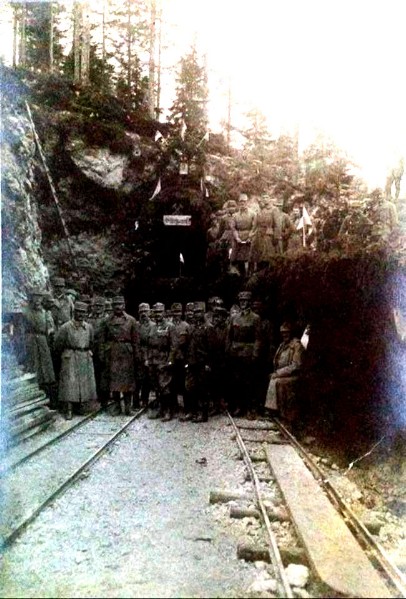 57a) Inaugurazione della galleria di Pezzovico imbocco Ospitale da parte dell'esercito austriaco nel 1918, sul cartello si legge -Glück Auf- il motto dei minatori..jpg