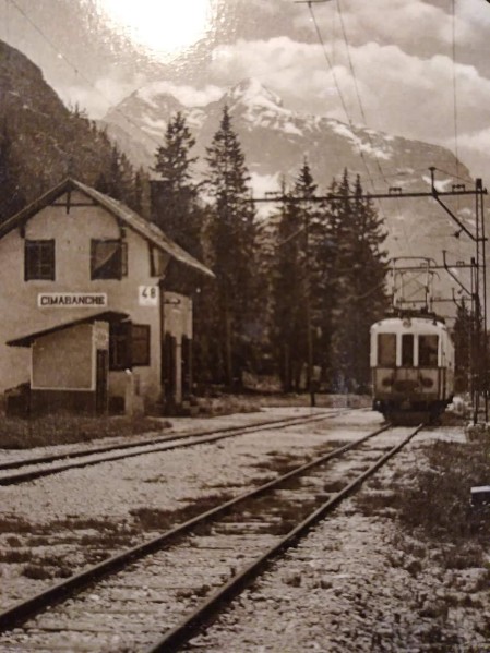 58b) Cortina - Il treno delle Dolomiti passa per la stazione di Cimabanche..jpg