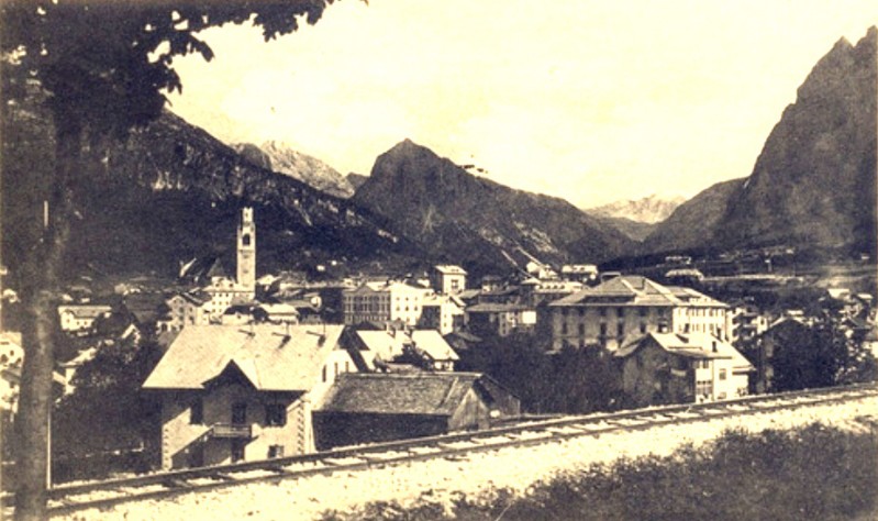 58c) Cortina -  Belluno Panorama di Cortina d'Ampezzo (m.1224) dalla linea ferroviaria, nello sfondo il Col Rosà e la parete del Pomagagnon.. Breveglieri 1928..jpg