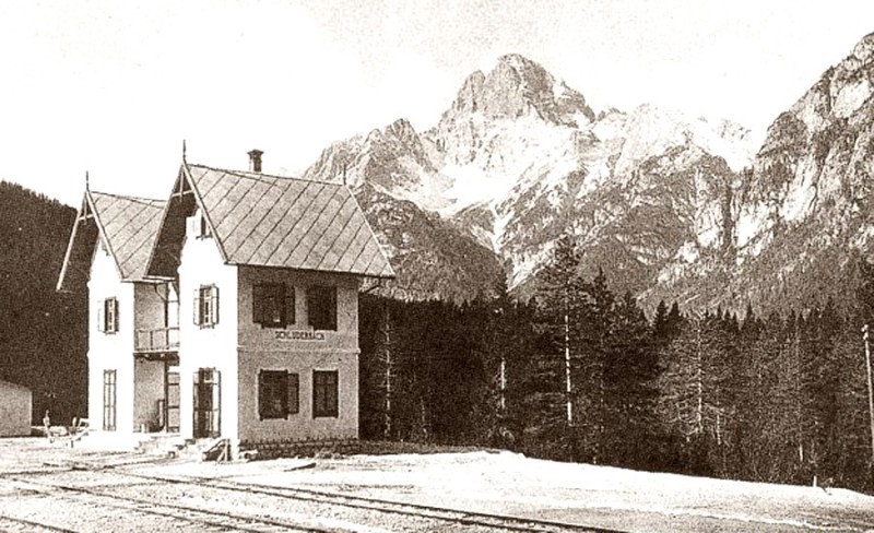 59) Con una pendenza del 33%o la ferrovia proseguiva in discesa verso CarboninMisurina. Nella foto la stazione di Carbonin..jpg