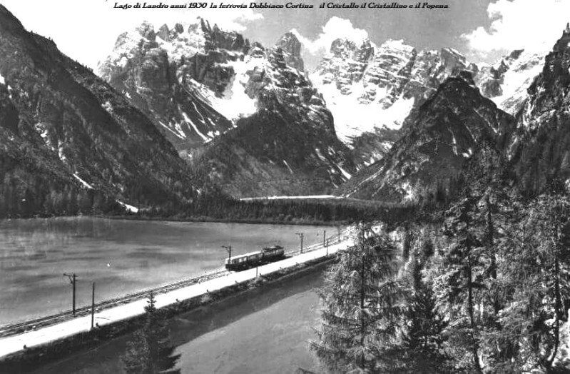 60a) Il trenino delle Dolomiti sul Lago di Landro.jpg