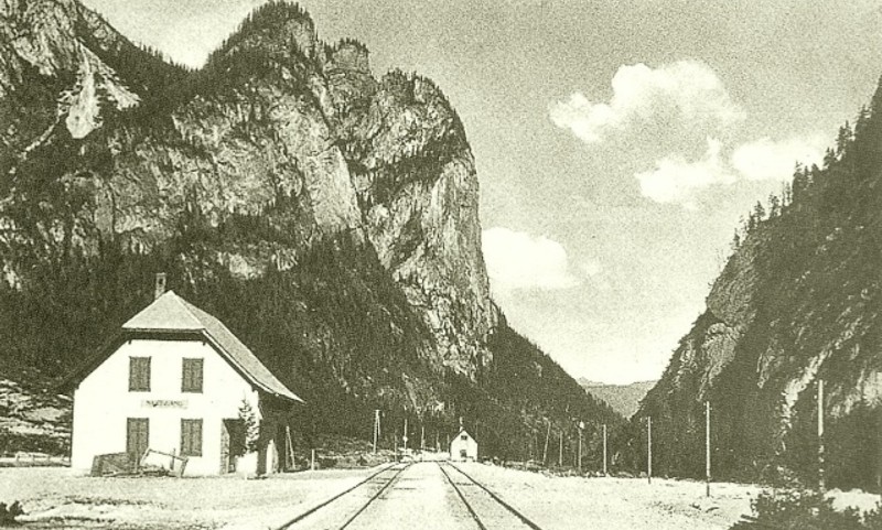 60b) A questo punto si costeggiava il lago di Ladro sino alla fermata omonima con splendida visuale sulle Tre Cime di Lavaredo. Il treno costeggiava il torrente Rienza.jpg