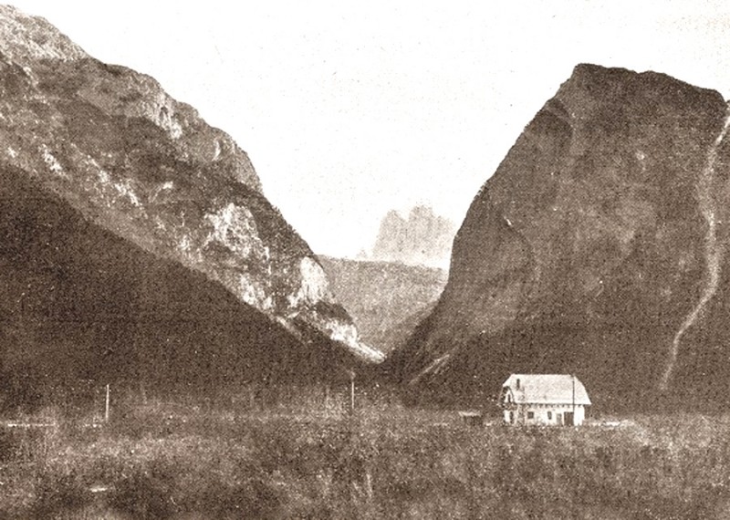 61a) Fermata di Landro ripresa da lontano, con vista delle 3 cime di Lavaredo..jpg