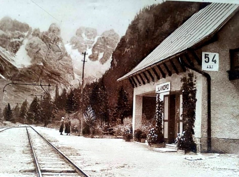 61b) Fermata del Lago di Landro per il trenino delle Dolomiti ..jpg