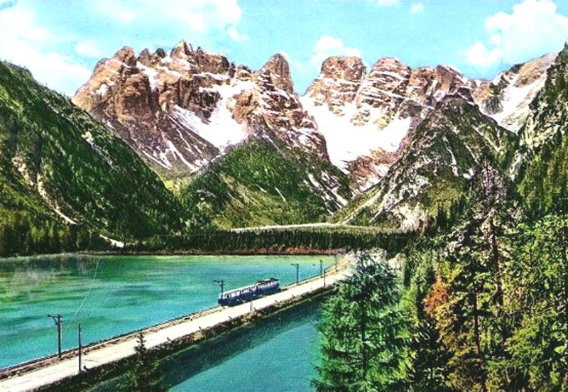 62a) Veduta dall’alto del lago di Landro (1410 m.s.l.m.) con la ferrovia dolomitica che lo seguiva; sullo sfondo il grande Cristallo alto ben 3199 ..jpg