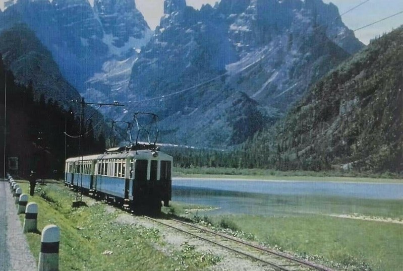 62b)) Cortina - Anni Sessanta, ultimi della Ferrovia Dolomiti chiusa nel 1962 ( Tratta Cortina Dobbiaco ). Lago di Landro, un convoglio per Cortina..jpg