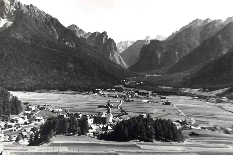 63b) Veduta di Dobbiaco m. 1243 e della val di Landro. Primi anni '50..jpg