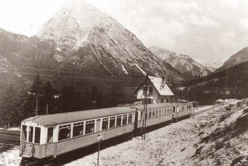 64) Il 28 giugno del 1929 partirono le prime corse di prova con elettromotrici; la linea aerea, l’impianto nonché la sottostazione di Cortina (Tecnomasio Brown Boweri).jpg