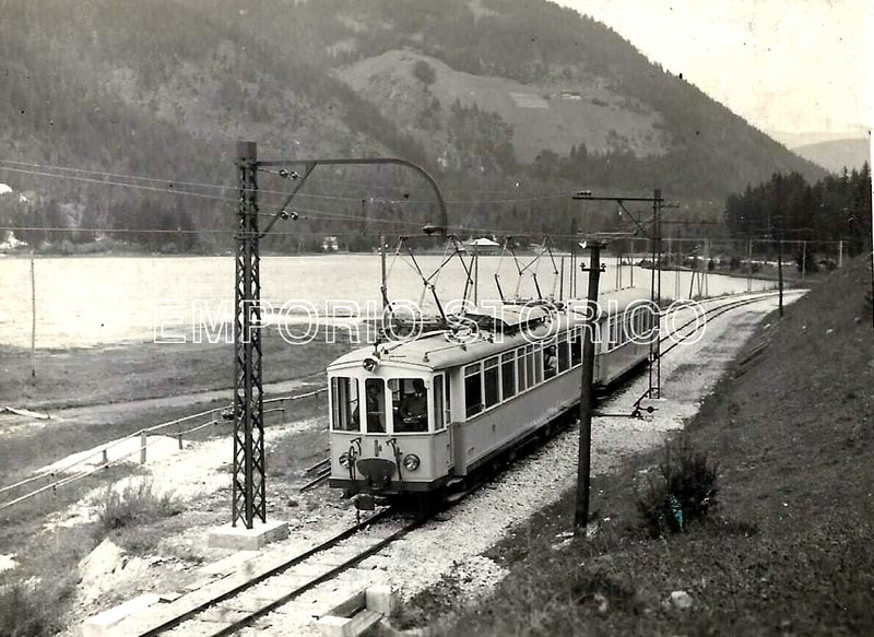 65a) Cortina - Il 1° Luglio del 1929, veniva attivata la trazione elettrica sulla Ferrovia delle Dolomiti. Siamo al lago di Dobbiaco..jpg