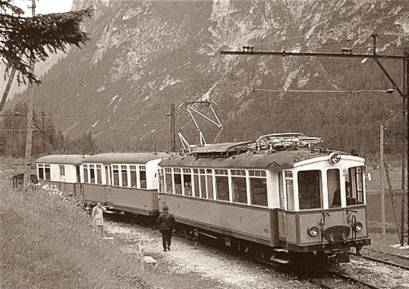 65b)Elettromotrice SFD 006 proveniente da Cortina alla fermata del lago di Dobbiaco il 10 Luglio 1960. Il Capotreno è Riccardo Dalus di Cortina.jpg