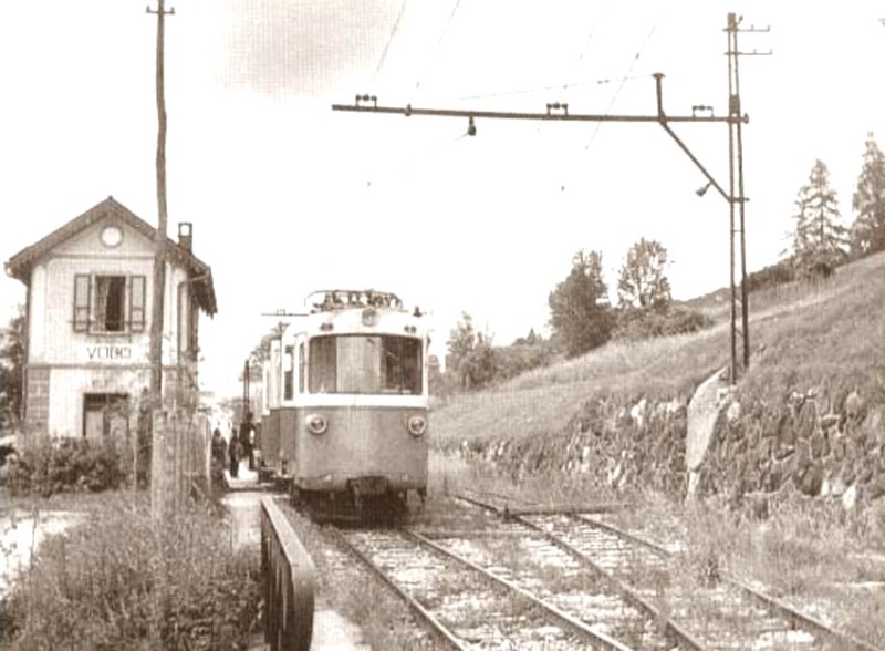 66 Veduta dall’alto del lago di Landro (1410 m.s.l.m.) con la ferrovia dolomitica che lo seguiva; sullo sfondo il grande Cristallo alto ben 3199 m.s.l.m..jpg