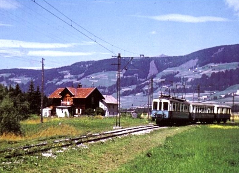 67a) L’ultimo passaggio a livello e la ferrovia costeggiava il bellissimo lago di Dobbiaco dove vi era anche la fermata “al Lago..jpg