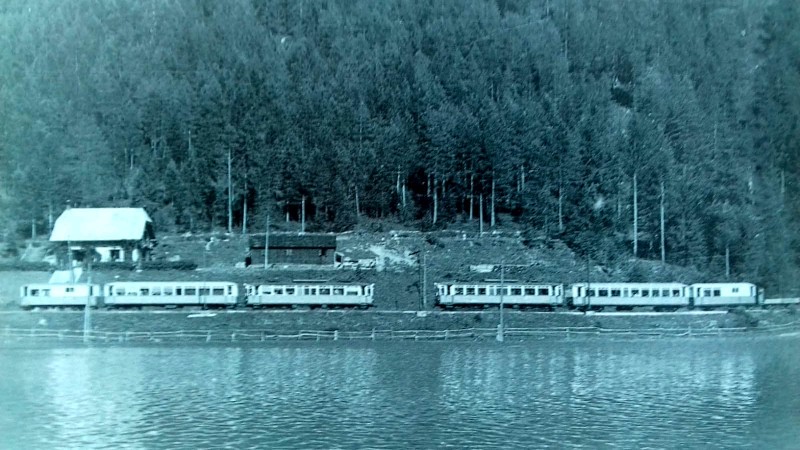 67c) Incrocio tra due treni SFD alla stazione di incrocio del lago di Dobbiaco. Il panorama del lago molto bello  quando i treni  passavano..jpg