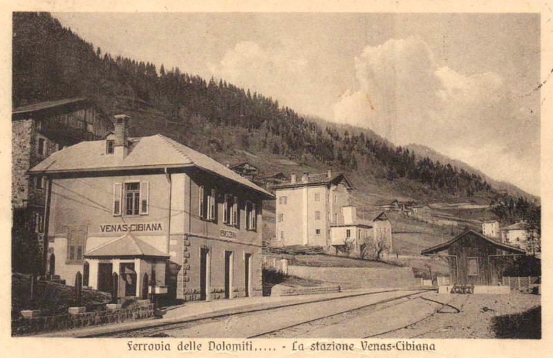 68b) Ferrovia delle Dolomiti - La stazione di Venas-Cibiana..jpg