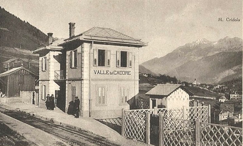 69) VALLE DI CADORE (BELLUNO) STAZIONE DELLA FERROVIA DELLE DOLOMITI CALALZO-CORTINA-DOBBIACO..jpg