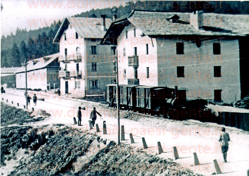 70b) Ferrovia delle Dolomiti - Acquabona (Cortina D'Ampezzo) 1917.Treno militare italiano diretto a Peaio (Decauville)..jpg