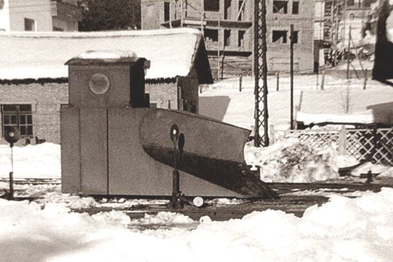 72), Carro fendineve visto di laterale . Per permettere al macchinista di spinta una discreta viabilità. Era stato necessario la cabina di fendineve(parte sinistra troncata).jpg