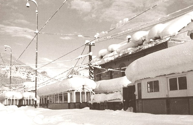 75a)-Elettrotreno OMSTIBB fotografato in pieno inverno e bloccato alla stazione per l'eccessiva nevicata..jpg