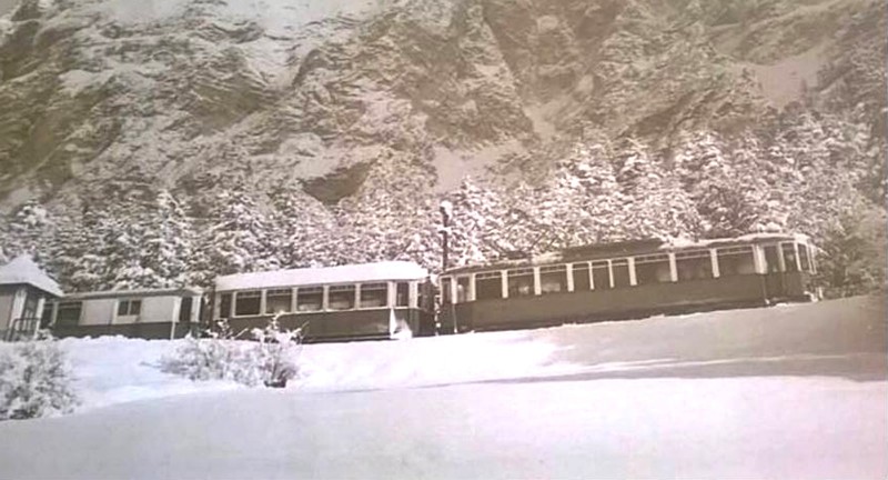 77)-Il trenino delle dolomiti di passaggio a San Vito negli anni '50..jpg