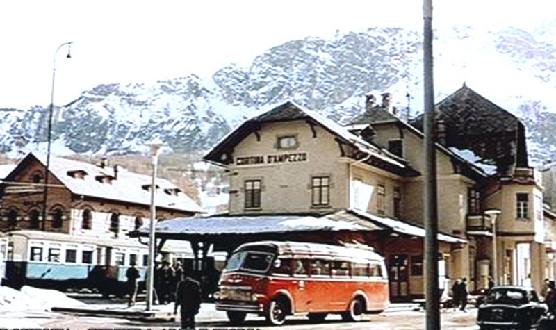 78a) stazione ferroviaria · Cortina d'Ampezzo, ancora con il trenino funzionante..jpg