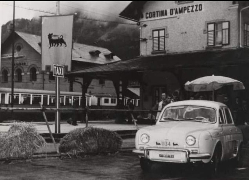 78c) Passaggio in stazione ( si noti il trenino ! ) di un concorrente al Trofeo Supercortemaggiore del 17 settembre 1960..jpg