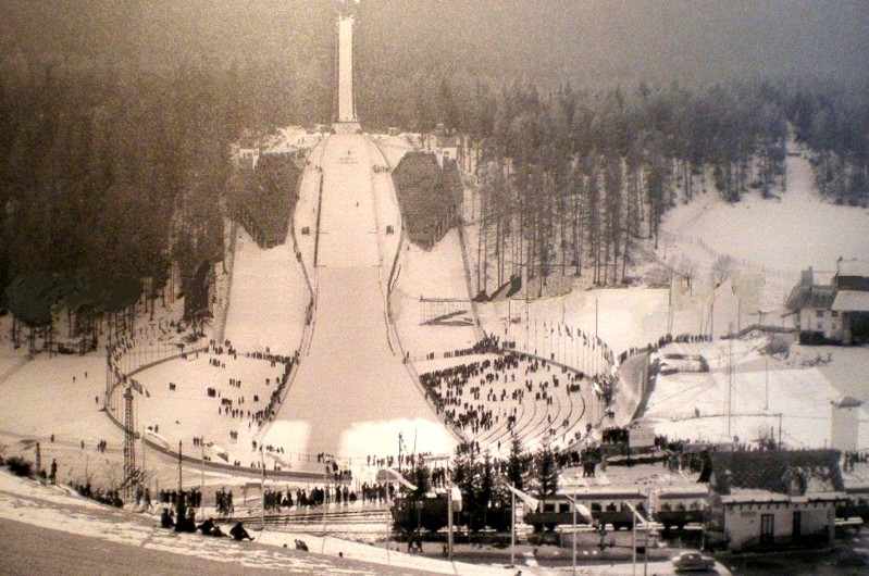 78e) 1956 - il trenino delle Dolomiti in sosta a Zuel durante le gare olimpiche..jpg