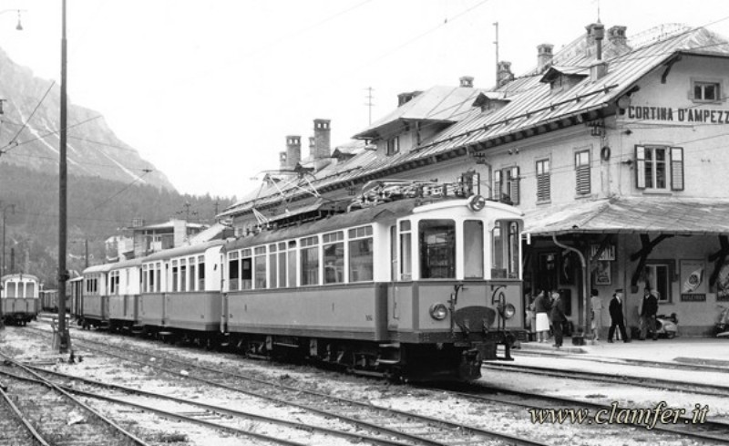 79) Il trenino Calalzo_Dobbiaco qui alla stazione di Cortina.jpg