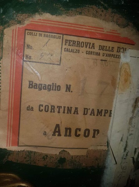 81b) Cortina - Un baule d'altri tempi che ha ancora attaccata l'etichetta della Ferrovia delle Dolomiti !.jpg