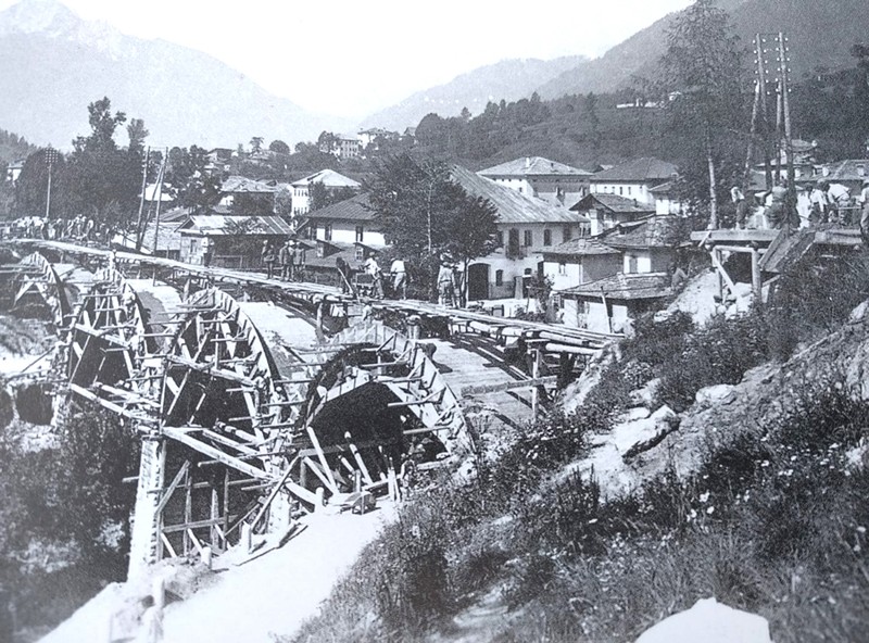 82) Costruzione ponte di Tai per il trenino Delle Dolomiti.jpg