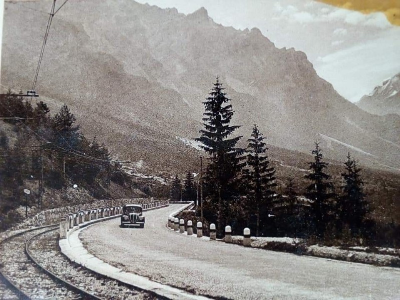 84b) La strada ed accanto la.ferrovia in una foto degli anni '50..jpg