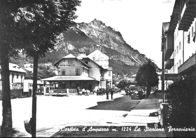 85) Cortina - Stazione ferroviaria primi anni '50..jpg